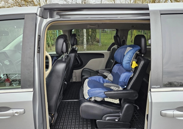 Chrysler Town &amp; Country cena 43777 przebieg: 266781, rok produkcji 2013 z Warszawa małe 154